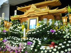 Altar bei einer buddhistischen Beerdigung in Japan © Katorisi