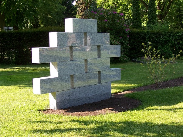Grabanlage mit Gedenkstein - Friedhof Alt-Mariendorf II Berlin