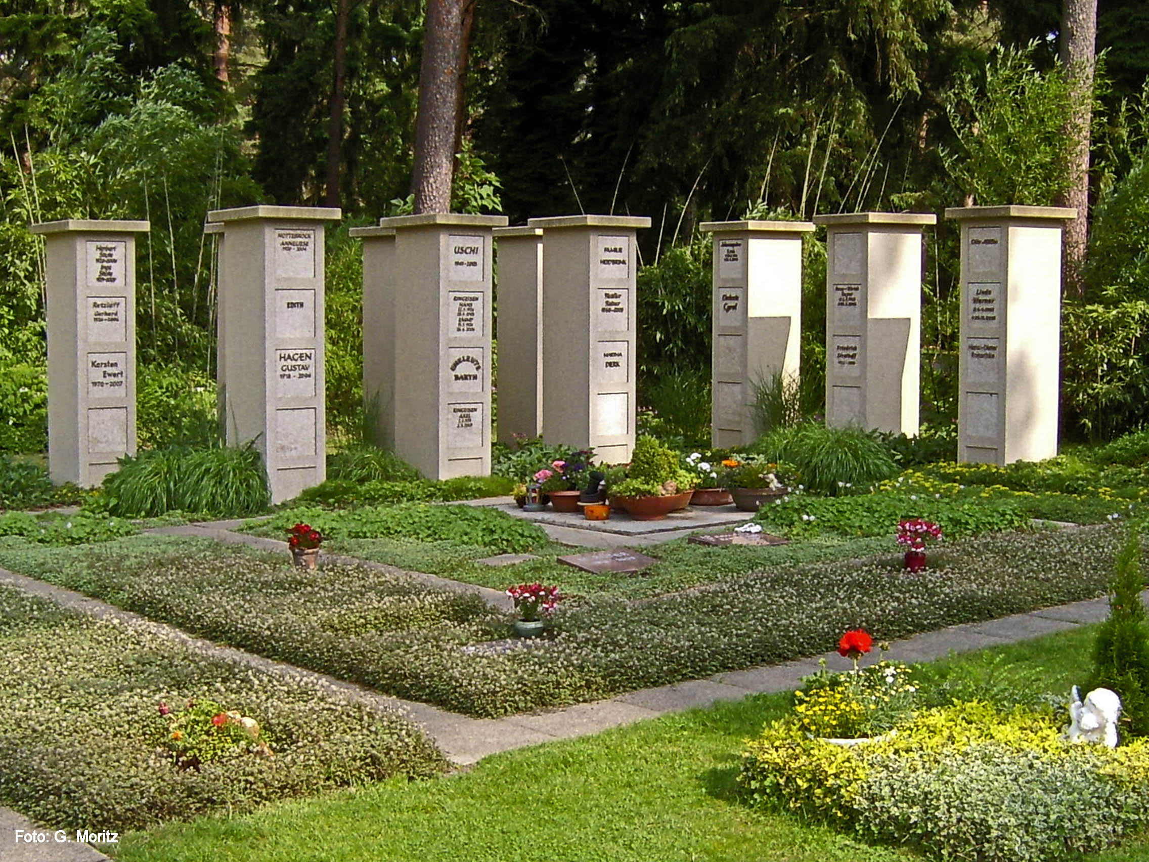 Urnenstelen - Sennefriedhof Bielefeld