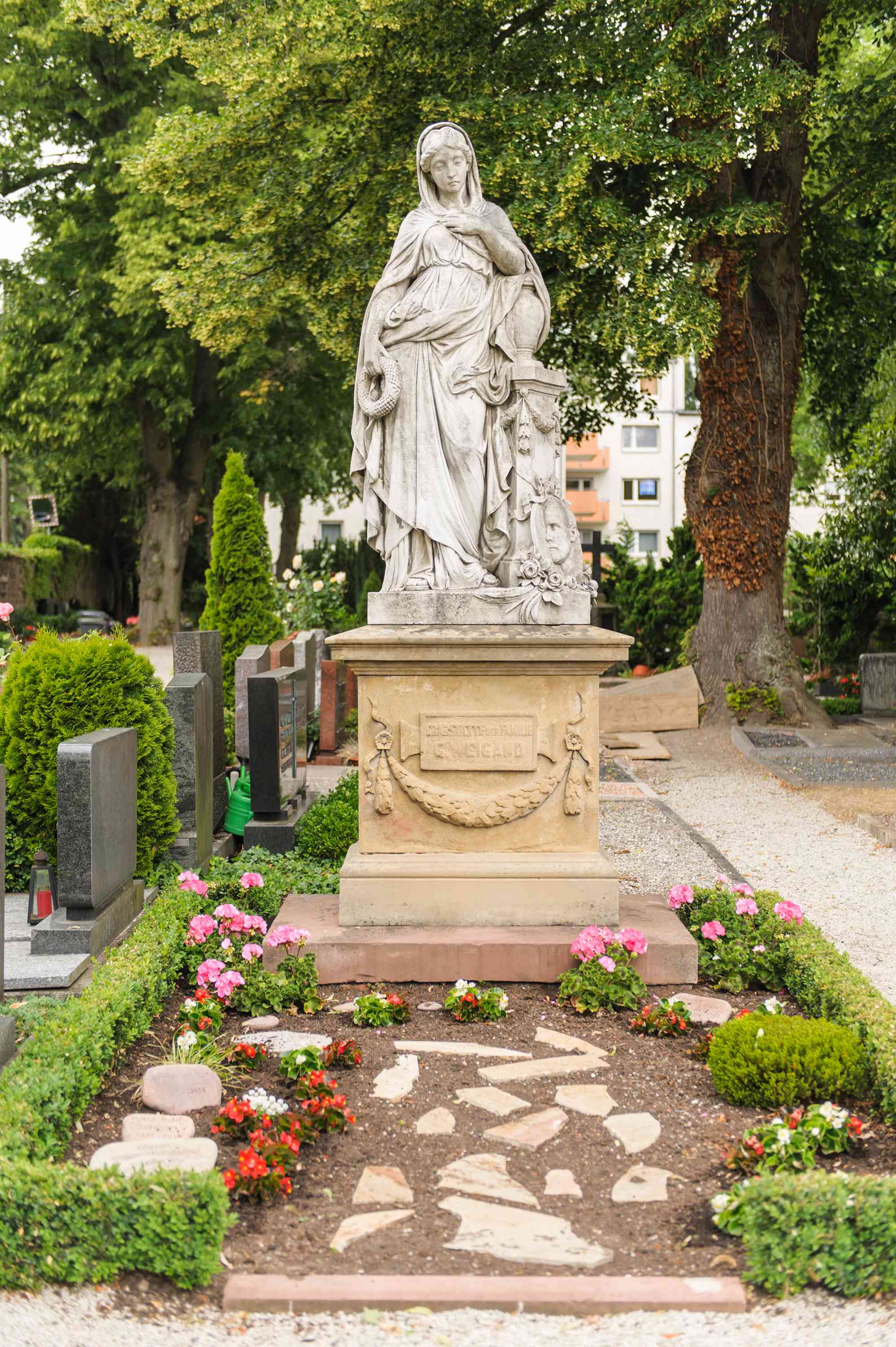 Engel-Grabmal der Familie Weigand - Evangelischer Friedhof am Untertor in Bad Homburg