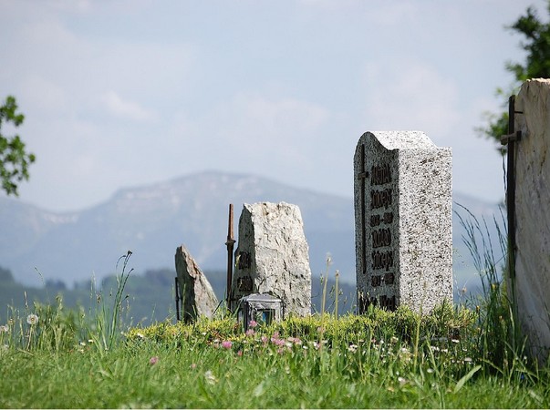 Blick auf die Bergkette - Bergfriedhof in Lindenberg