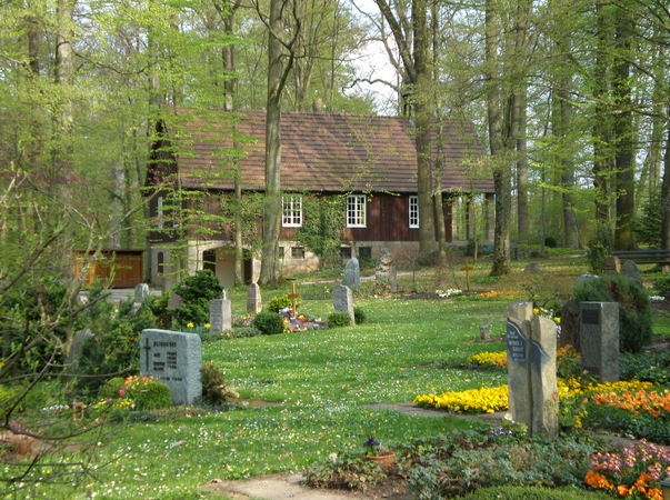 Waldkapelle und lockere Grabfelder - Bergfriedhof in Tübingen