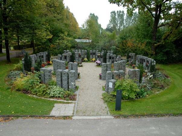 Im Rondell angeordnete Stelen - Zentralfriedhof in Kempten (Allgäu)