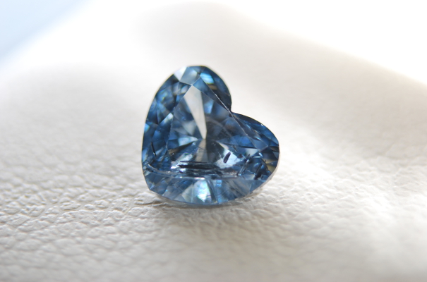 Ein Diamant in Form eines Herzens - Diamantbestattung Algordanza
