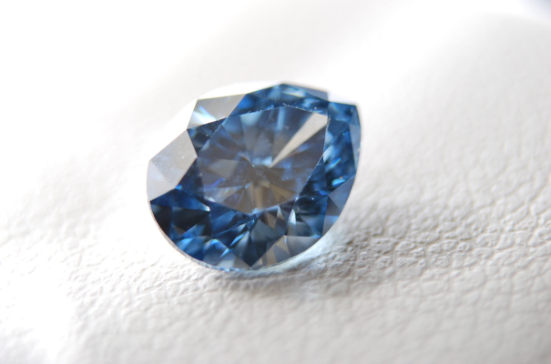 Ein Diamant in Form eines Tropfens - Diamantbestattung Algordanza